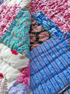 Manta Reversible de Algodón Orgánico con Estampado de Bloques Razai, Hecha a Mano con Técnica de Patchwork - Product Image 2