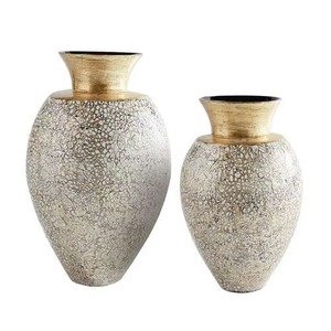 Vase en métal gravé or contemporain, parfait pour le salon, l'étagère de console et les intérieurs minimalistes, fabriqué à la main en Inde - Product Image 2