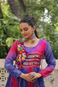 Robe réversible en faux georgette de style indien/pakistanaise pour femmes, Laheriya Bandhej, manches longues, doublure en coton, pour les fêtes et les mariages - Product Image 2