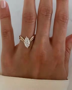 Juego de anillos de compromiso de diamante cultivado en laboratorio de corte Marquesa VS1 con una alianza de boda única de oro sólido de 14 quilates para mujer - Product Image 2
