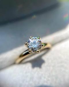 Anillo de compromiso Moissanite de corte redondo de 8mm | Solitario clásico de 6 puntas | Plata de Ley 925 o oro sólido de 10K 14K 18K - Product Image 1