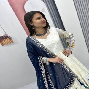 Elégante robe en soie Dola imprimée au design de paon avec une feuille épaisse et des paillettes Dupatta entièrement cousue pour les femmes. - Product Image 2