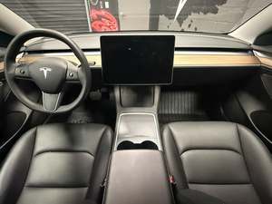 Increíble Tesla Model 3 RWD 2023 en perfectas condiciones con poco kilometraje en stock, ofrecido a una oferta increíble que no querrás perderte - Product Image 3