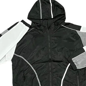 Ensemble de short coupe-vent avec logo personnalisé de qualité supérieure Short de jogging coupe-vent en nylon respirant avec veste à capuche élégante - Product Image 4