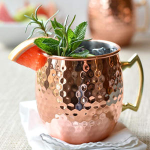 Taza de acero inoxidable Moscow Mule al por mayor, tazas de cobre martillado de 18oz con asas de latón para bebidas frías, cerveza, vino, bares, fiestas - Product Image 1