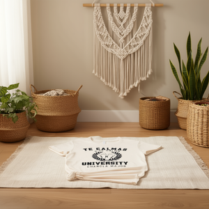 Divertente Maglietta Universitaria 'La Chancla' per la Festa della Mamma 'Te Calmas O Te Calmo' Chic Latina Regalo per Mamma Spagnola T-Shirt Promozionale - Product Image 3