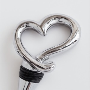 Tapón de Botella de Vino Personalizable, Duradero, con Borde Biselado, Chapado en Metal Color Gris Acero, Diseño Lujoso con Superficies Facetadas que Captan la Luz - Product Image 5