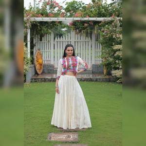 Lehenga Choli Étnico de Diseño Elegante y Moderno, con el Mejor Trabajo de Seda Romana y Algodón Kutchi Gamthi, para Fiestas, Moda Femenina - Product Image 1