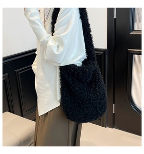 Bolso de Piel de Visón para Mujer, Largo, Esponjoso y Bonito, con Cierre de Cordón y Correa de Hombro con Cadena de Perlas - Product Image 6