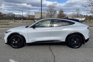 รถเอสยูวี ฟอร์ด มัสแตง แมค-อี เอเอชดี ปี 2021 ขับเคลื่อนสี่ล้อ แบตเตอรี่ลิเธียม ยาง R18 เบาะหนัง มอเตอร์ขับเคลื่อนคู่ กล้องมองหลัง หลังคาซันรูฟแบบพาโนรามา - Product Image 6