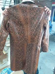 Chaqueta de bombardero larga Vintage hecha a mano para hombre, piel de oveja genuina con diseño de avestruz de serpiente en relieve, logotipo frontal teñido liso - Product Image 5