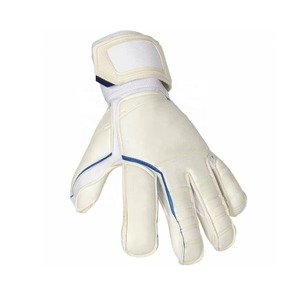 Guantes de fútbol de portero ligeros y flexibles con agarre de palma superior y acolchado protector ideal para todo tipo de clima - Product Image 5