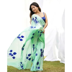 Sari Verde Niebla Pintado a Mano, Elegante Vestimenta Profesional con Estilo Étnico Contemporáneo - Product Image 3