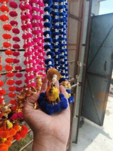 Guirlande Toran indienne traditionnelle 4 pieds mélange couleur Pom Pom avec cloches faites à la main pour les décorations de douche de bébé Haldi Mehndi de mariage - Product Image 4