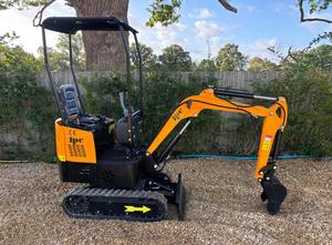 LIVRAISON GRATUITE Mini-excavatrice JPC H12 12 CV avec cabine ouverte, lame de bulldozer avant, bras oscillant, homologuée EPA CE, pouce hydraulique auxiliaire - Product Image 2