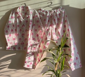 Hermoso traje de noche de algodón Floral rosa para mujer conjunto de Pijama largo con cuello en V suave transpirable Casual Sexy conjunto de ropa de dormir de talla grande - Product Image 1