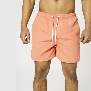Shorts de sport pour homme de haute qualité, personnalisés avec logo, respirants, imperméables, séchage rapide, avec poches. - Product Image 4