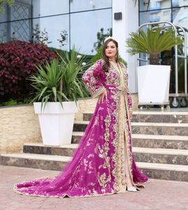 2025 @ Robe caftan violette algérienne traditionnelle sur tissu crape avec perles de verre en cristal doré embellies, Dabka, travail des perles - Product Image 1