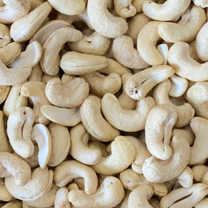 Nueces de Anacardo Crudas de la Marca SANTIGO al por Mayor, Grado W320, Origen Vietnam, 1 kg, Plazo de Entrega Corto - Product Image 1