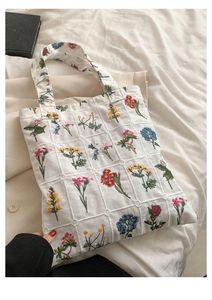 Sac fourre-tout en coton et lin mélangé brodé à motif botanique en blanc naturel avec des motifs floraux multicolores conçu pour un usage quotidien - Product Image 3
