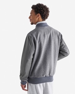 Chaqueta universitaria OEM de tendencia para hombre, ropa de invierno Vintage con soporte, chaqueta Bomber de béisbol de cuero con logotipo bordado personalizado - Product Image 6