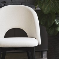 Chaise enveloppante moderne en bois massif d'inspiration années 50, dossier moyen, avec trou, cadre métallique léger, élégante, facile à déplacer, pour chambre, salon, hôtel