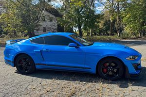 FORD MUSTANG GT/CS 2022. Voiture à faible kilométrage, boîte de vitesses automatique, direction souple, essence/électrique, état neuf - Product Image 4