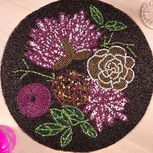 Napperons de table élégants en satin à motifs floraux bohèmes, faits à la main, écologiques, pour salle à manger, avec sous-verres, polyvalents, faciles à utiliser, 36x36 cm - Product Image 3