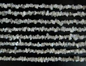 Pierre de lune blanche naturelle puce irrégulière gravier pépite non coupée 4mm à 8mm couleur blanche fabrication de bijoux perles brin 34 pouces de long - Product Image 4