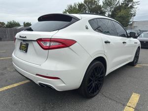 CleAN 2017 Ma-s-e-ra-ti Lev_ante S 3.0L AWD - Product Image 4