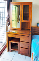 Coiffeuse en bois massif teck au design moderne et épuré, avec miroir amovible, tabouret, 2 portes, 4 tiroirs, pivotante et coulissante