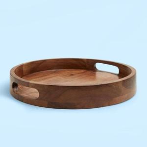 Plateau de service rond jetable en bois de noyer avec couleur personnalisée et design gravé pour les mariages, les hôtels et les restaurants - Product Image 1