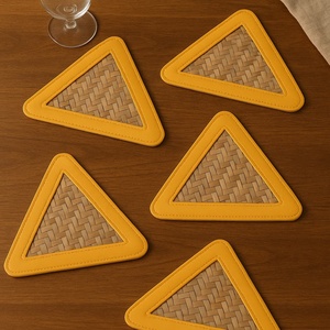 Posavasos de cuero Pu y ratán personalizado, almohadilla de aislamiento de mesa cuadrada, posavasos de té impermeable para el hogar - Product Image 1