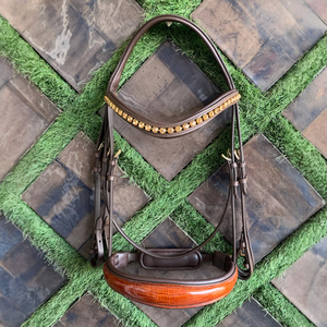 Brida de Cuero de Lujo Personalizada para Caballo, Banda Frontal con Cristales Dorados, Muserola Acolchada de Piel de Cocodrilo, Modelo ADIBA OVERSEAS AO/B/71 - Product Image 1
