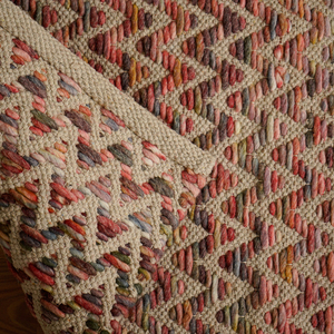 Tapis de coton en laine chevron multicolore fait à la main texturé doux pour une décoration bohème vibrante - Product Image 1
