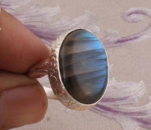 แหวนพลอยลาบราโดไรต์ทรงรีธรรมชาติ แหวนเงินแท้ 925 ประดับพลอยไฟ แหวนนิ้วกลาง งานแฮนด์เมดสำหรับผู้หญิง ราคาถูก - Product Image 3