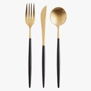 Ensemble de couverts en acier inoxydable doré avec manche noir, cuillère, couteau et fourchette de luxe de haute qualité - Product Image 1