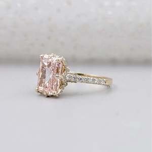 แหวนหมั้นเพชรชมพูทรงรัศมี ประดับเพชรแบบซ่อนรอบวง พร้อมวงแหวนแบบ Pave Band ได้รับการรับรองจาก IGI - Product Image 2