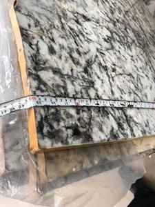 Grandes dalles de granit blanc d'Alaska au design moderne et exquis Carreaux de comptoirs élégants pour villas à bas prix en Inde Polis - Product Image 2