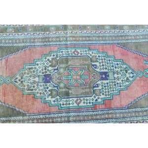 พรมปูพื้นลายปะติดสีแดงวินเทจ ขนาด 3.7x3.7 ฟุต พร้อมแผ่นรองหลังทำจากยางพารา เป็นมิตรต่อสิ่งแวดล้อม เหมาะสำหรับตกแต่งบ้าน - Product Image 5