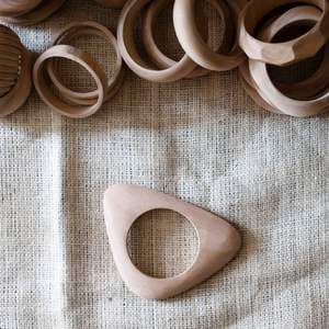 Servilleteros de madera bellamente hechos a mano para mesas de bodas rústicas con un acabado natural y encanto bohemio - Product Image 5