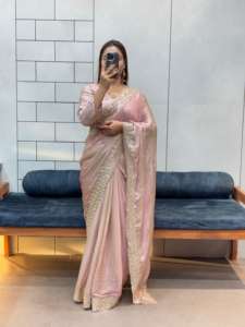 Saree Mose de style moderne avec broderie riche et travail de séquence Chemisier clouté en tissu de soie satiné pour toutes les occasions - Product Image 3