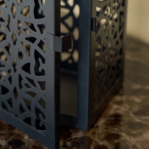 Lanterne de tombe en aluminium avec motif de feuilles Couleurs personnalisées Intérieur et extérieur Décoration de maison et de jardin Design classique éclair - Product Image 4