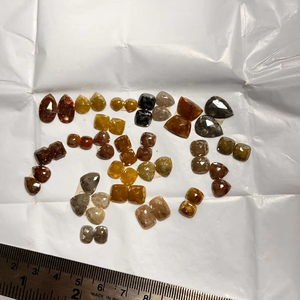 Paire de diamants roses multicolores naturels Pierre précieuse à facettes en forme de rose élégante - Product Image 1