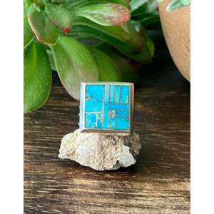 Bague délicate en platine Karla Chavez Fine Jewelry avec incrustation de turquoise Kingman à coupe lisse et argent sterling, taille 7.5, pour un usage quotidien - Product Image 1