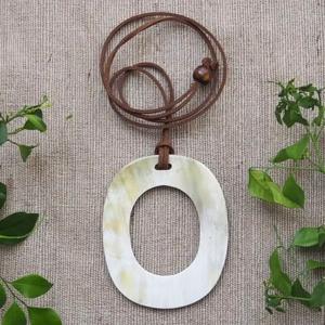 Collier pendentif en corne de buffle, bijoux tribaux naturels et durables pour femmes, haute qualité - Product Image 2