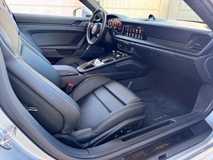 Porsche 911 Carrera 4 GTS Coupé 2025, Motor de Seis Cilindros en Línea Turboalimentado de 3.6 Litros, Motor Eléctrico - Product Image 6