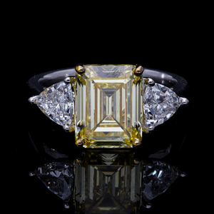 แหวนทองคำ14K แข็งโรเดียมชุบ IGI 4 CT สีเหลืองมรกตตัดสำหรับห้องปฏิบัติการปลูกเพชร CVD 1.1 CT สามเหลี่ยมสีขาวตัดด้านข้าง - Product Image 2