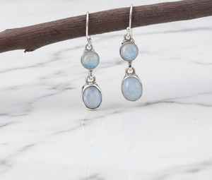 Boucles d'oreilles clous délicates en argent sterling plaqué or avec double pierre de lune arc-en-ciel, bijoux de fête mignons, cadeau pierre de naissance de juin - Product Image 1