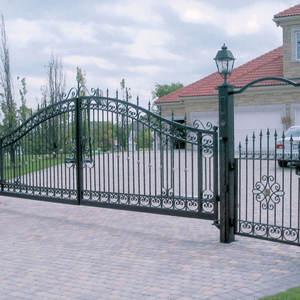Porte de jardin en fer forgé avec rouleaux ornés et cadre durable fabriqué au Vietnam en utilisant des ingrédients indigènes et une finition fine - Product Image 1